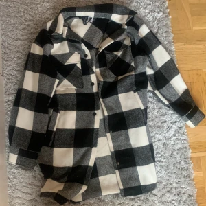 Kappa  - Mycket fin, väldigt bra skick. Använd vid 2 tillfällen. 