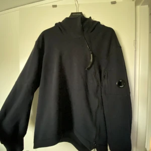 CP company hoodie - Ny pris typ 3 000,Inga flaws, fler bilder  finns, qr kod osv finns i tröjan som bevisar att den är äkta.  Strl XL men passar L bra möjligtvis även M Prutmån finns vid snabb affär