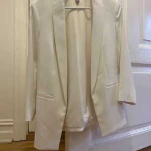 Vit blazer - En vit blazer som jag aldrig använt. Ni står för frakten 