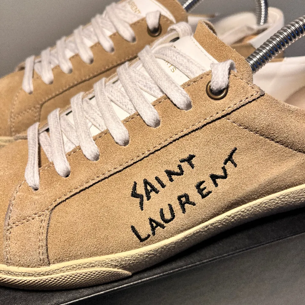 Säljer ett par saint Laurent skor i storlek 39, cond 10/10 endast testade. Kommer med OG box, extra snören samt booklet. Skor.