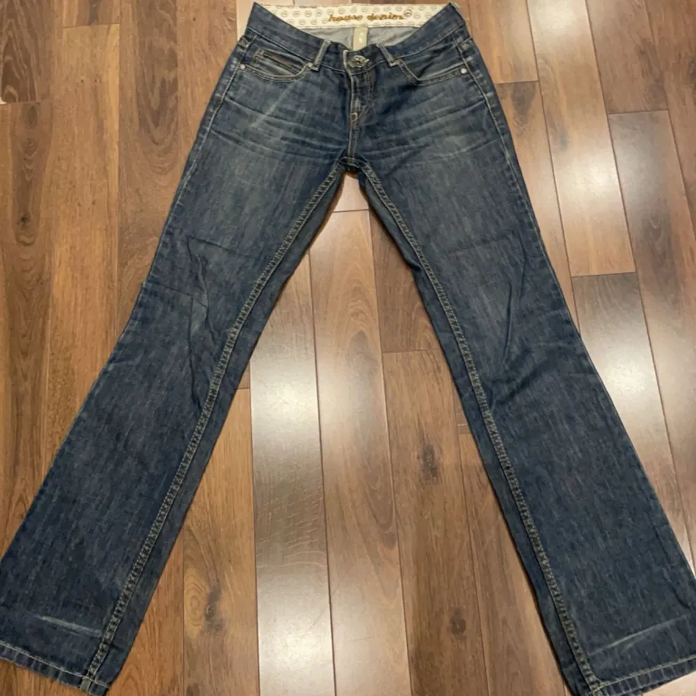 Straight/ utsvängda jeans, mörkblå färg. Pris kan diskuteras!. Jeans & Byxor.