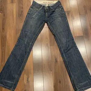 Straight/ utsvängda jeans, mörkblå färg. Pris kan diskuteras!