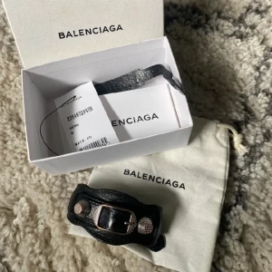Balenciaga armband  - Säljer mitt svarta balenciaga armband i storlek M, köptes för 215$🥰 