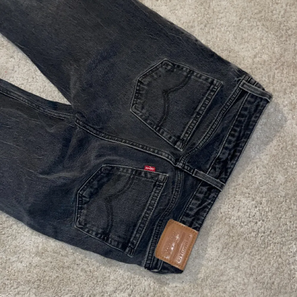 Skit snygga Levis jeans som är Low waist Bootcut med snygga fickor. Säljer då de inte kommer till andvändning längre, orginal pris 1000kr men kan tänka mig att gå ner i pris vid en snabb affär 💕Tryck på köp nu🚨. Jeans & Byxor.