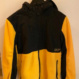 Fleece jacka - Gul och svart Fleece jacka från HM