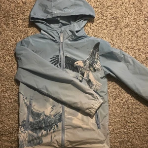 Trapstar Jacka - Trapstar jacka som jag fått i present Skick: 10/10 aldrig använd pga för liten Skador: inga alls Passar slim fit XS😊