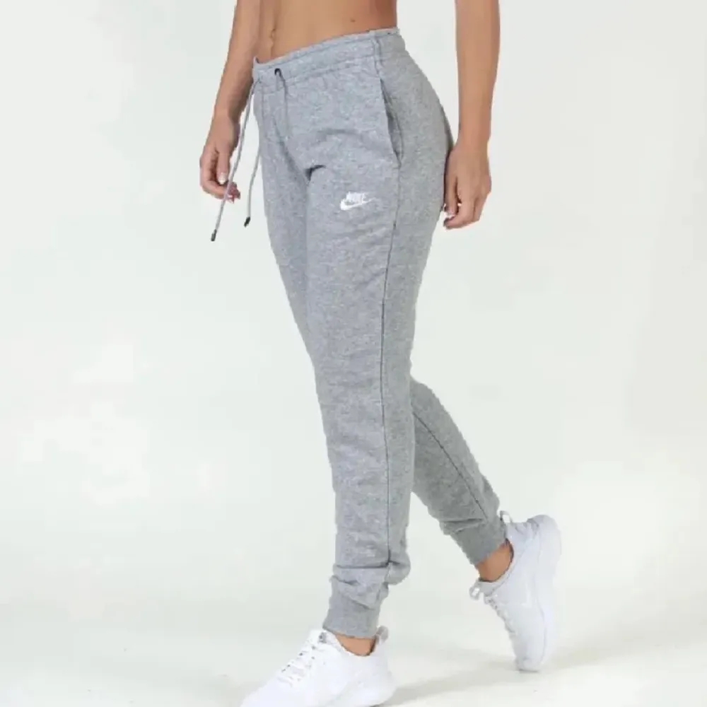 Säljer dessa gråa Nike mjukis byxor i toppskick. Jätte skönt material och perfekt för att bara chilla eller träna i. Skorv om du har frågor!!. Jeans & Byxor.