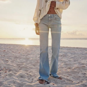 Zara lågmidjade jeans - Säljer dessa jätte fina lågmidjade jeans ifrån zara då de tyvärr är lite korta på mig (är 180cm) jeansen är i storlek 42 men jag har storlek 38 i många zara jeans och storlek M i byxor vanligtvis! Jeansen är helt oanvända💗