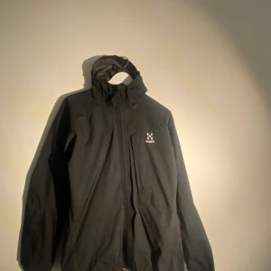Haglfös jacka nu till våren - Hej jag säljer min jacka som är helt perfekt nu till våren, den är knappt använd och pris kan diskuteras vid snabb affär !