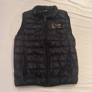 EA7 väst - Nu har jag tänkt sälja min EA7 väst för att den har blivit för liten helt enkelt! Den är i ett utmärkt skick och användes för cirka 1 år sedan. Pris går att diskutera och det är bara att skriva vid frågor eller funderingar!😊