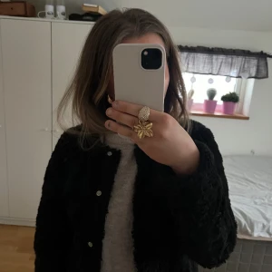 Svart pälsjacka - Säljer denna svarta pälsjacka från vero Moda i storlek XS💗 bra skick, säljs inte längre🫶🏼 säljer för 100kr🥰