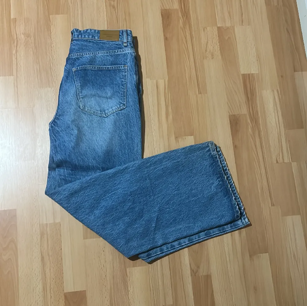 Ett par snygga jeans, i Nyskick, storlek 38, kan passa 40 också. Säljer då de inte kommer till användning längre :). Jeans & Byxor.
