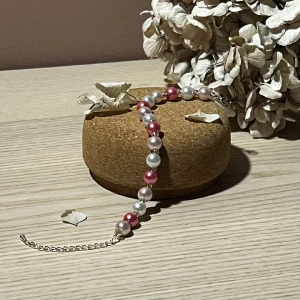 Armband - Bambi - Beskrivning: Vårt armband Bambi består av två olika nyanser av rosa, vita pärlor och våra ljusa glaspärlor. Detta armband har en kedja i silver.  Namn: Bambi Längd: Hela 23,5 cm, Pärlor 16 cm