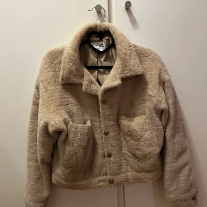 Beige pälsjacka kort  - Superfin och använd sparsamt och mycket bra i skicket. Passar mig som vanligtvis har 36. Nypris:800kr 