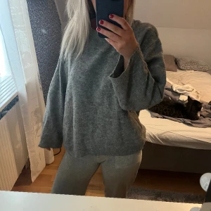 Stickad tröja - Säljer denna snygga och nästan aldrig använda stickade tröja från lager 157🥰storlek s!