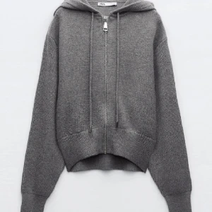  zara kofta  - säljer denna supper fina zara kofta helt ny använd ca 2-3 ggr💕snöret är däremot inte på längre.