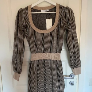Adoore klänning  - Trana dress från Adoore. Nyskick, helt oanvänd med prislapp kvar. Ordinarierpris: 1695kr 