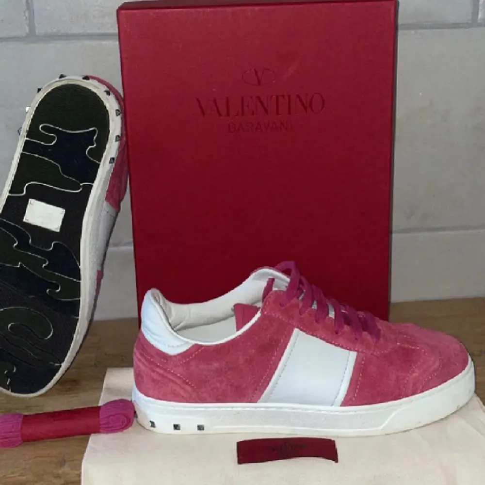Tjena,säljer ett par super snygga Valentino Flycrews! Helt nya endast testade, skorna är storlek 38,5! Ny pris 7200kr mitt pris 2700kr box & dustbags medföljer! Hör av er vid intresse! . Skor.