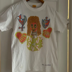 bladee exeter t-shirt - En Exeter T-shirt av Bladee i storlek S. En aning outwashed men trycket syns fortfarande väl fram och bak.  Några småfläckar som inte syns i det stora hela.  Hör gärna av dig innan du betalar 