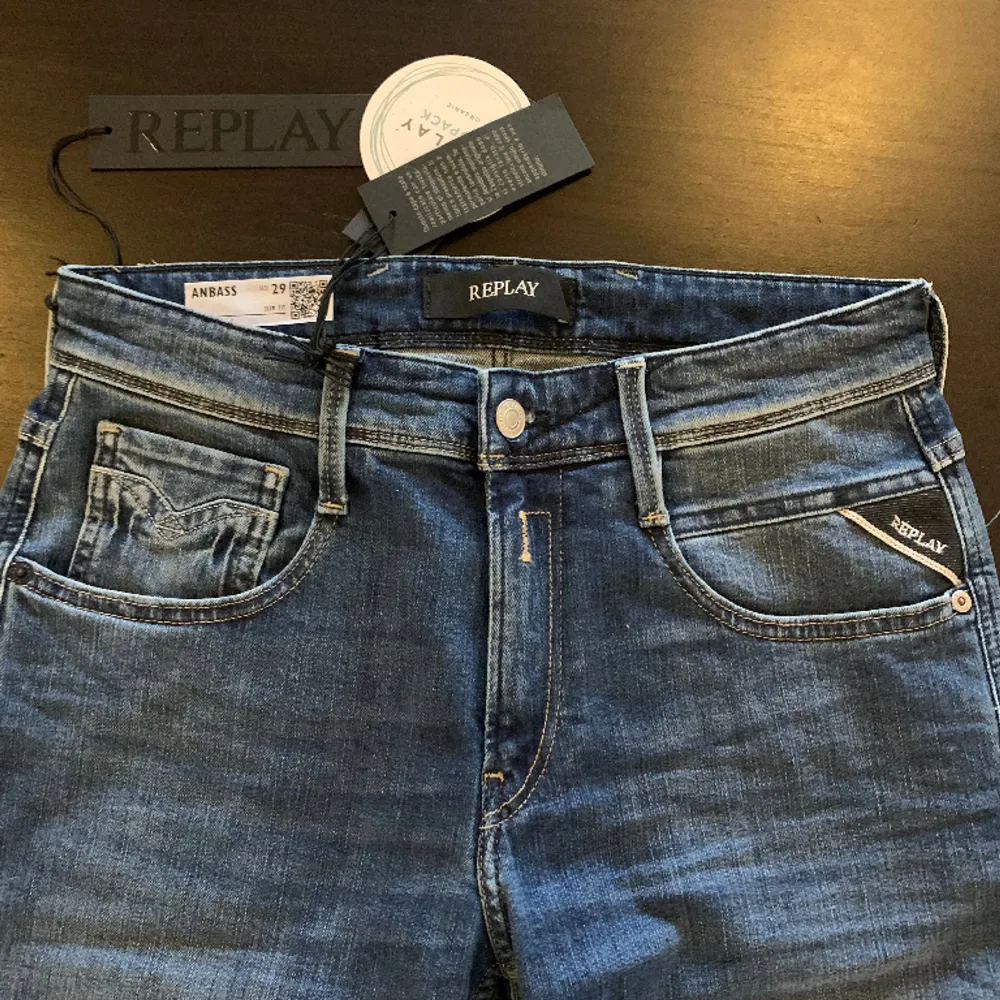 HELT NYA! Ett par replay jeans som aldrig varit använda. Helt nyskick och alla tags finns kvar. Modellen är anbass och har passformen slimfit och passar 175-185. Nypris ligger runt 1800kr. Jeans & Byxor.