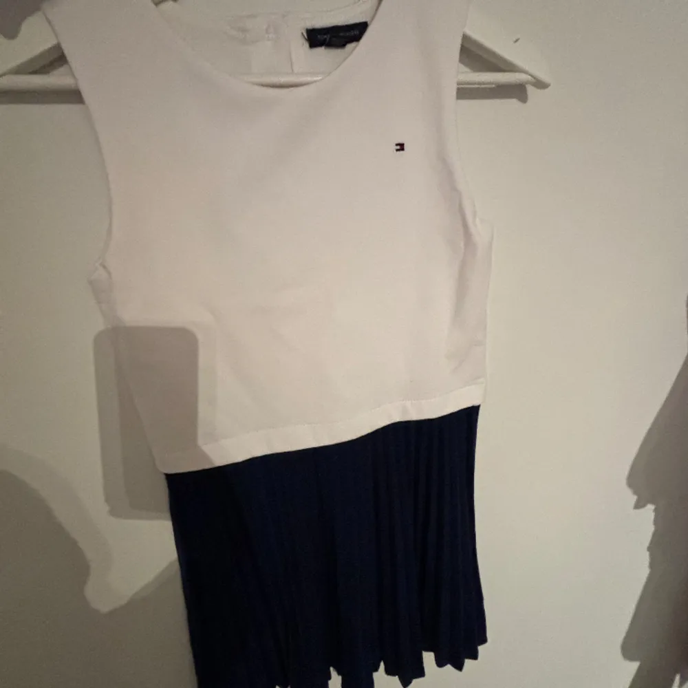 Super söt tommy hilfiger klänning i bra skick, Vit topp och marinblått tunt refflat tyg nedtill. Perfekt till sommaren🤩 (osäker om storleken, det står inte, passar mig som normalt är en S). Mekot.