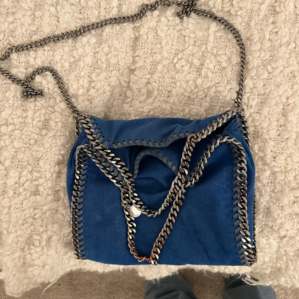 Blå stella McCartney väska i så fin blå färg, köpt här på Plick. Säljer då den inte används längre! Den har lite defekter på kedjan men inget man lägger märke till🥰. Väskor.