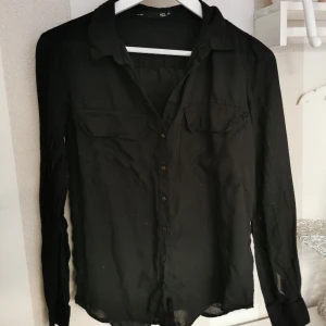 Skjorta  - Fint använt skick. Passar mig som är en S