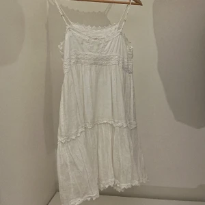 Sommarklänning  - Säljer min supersöta sommarklänning eftersom den inte kommer till användning längre💗 köpt på Urban Outfitters i London för ca 700kr & är endast använd 2 gånger💗Perfekt till sommaren!💕kan gå ner i pris vid snabb affär, skriv för fler bilder/ info💗