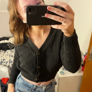 Stickad vringad topp - Oanvänd tröja i stickat material, materialet är skönt. 