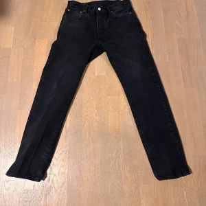 Levi Jeans 501 Svarta - Använd skick, dock inga hål eller andra stora skador. Svart i färgen men lite washed