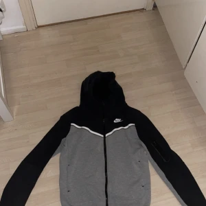 Black ang grey nike teck - -Knappt använt -Möts i stockholm 