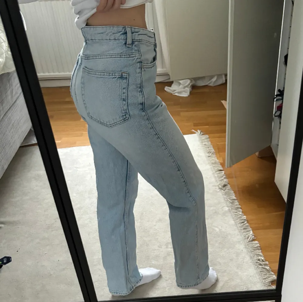 Superfina jeans från weekday i modellen Rowe🤩(normal/hög midja) storlek W26 L30. Jeans & Byxor.