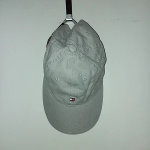 Tommy Hilfiger keps unisex onesize - Stilren keps från Tommy Hilfiger nypris över 599kr . Spänne för att justera storlek passar alla. 