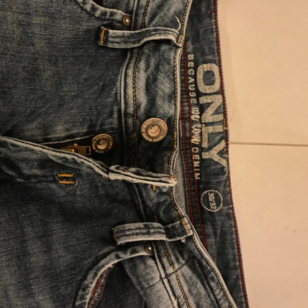 Säljer nu dessa only jeans pga att dom ej passar mig och inte kommer till användning, inga fläckar eller hål som ej ska vara där🤍i stolek 30/32🤍jättefina jeans med hål överallt med två knappar🤍säljer för 200kr+frakt🤍kom privat för mer🤍🤍. Jeans & Byxor.