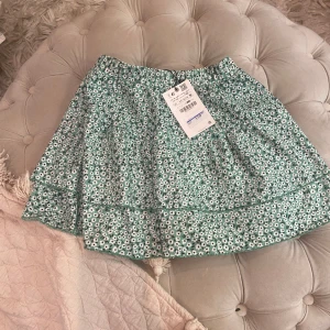 Zara kjol - Säljer min zara kjol som aldrig kommit till användning 