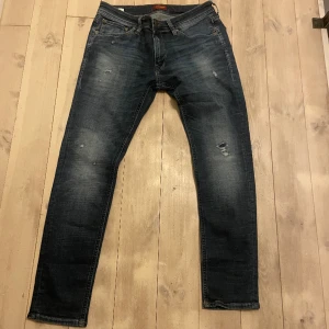 Ripped jeans - Säljer ett par ripped jeans i fint skick. Storlek 33/30. Hör av er vid ytterligare frågor!🤝🏻