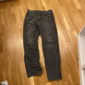 Levis 568 - Säljer ett par nästan helt oanvända Levis 568:or för att dom ej kommer till användning!! Vid frågor eller prisförslag kontakta.