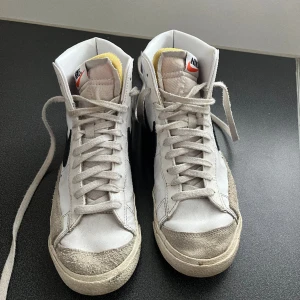 Nike blazer - Väl använda skor, inget fel på dom går att tvätta dem rena till nyskick!
