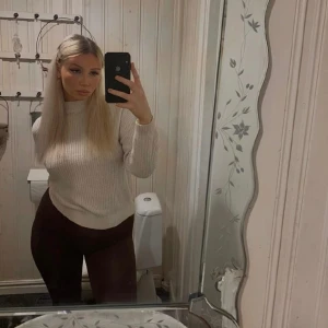 Träningsbyxor - Säljer denna bruna träningsbyxor. Använt några gånger. Storlek M.🌸