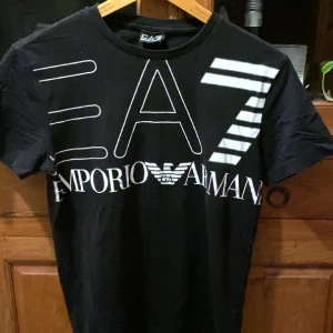 EA7 Emporio Armani T-shirt - Storlek S, fint skick!