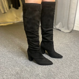 Boots - Säljer mina superfina boots då jag aldrig får användning för dom. Helt oanvända, endast prövade. Köpt från Nelly.com. Hör av dig vid frågor!💕priset kan diskuteras. Tryck endast på köp nu om du vet att du ska köpa!