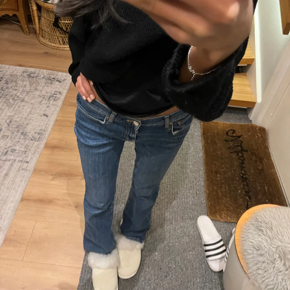 Ett par super fina Lågmidjade jeans ifrån Gina Tricot. Är lite slita längst ner på jeansen pågrund av att jag har använt dom en par gånger. Annars så har jeansen inga defekter. 💕. Jeans & Byxor.