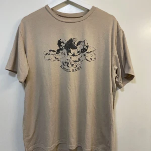 Beige T-shirt storlek M - Fin beige T-shirt storlek M, jättemjukt material. Knappt använd 