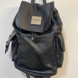 Guess läderryggsäck  - Fin ryggsäck i läder från Guess. Se bilder för defekter, annars fint skick ☺️ 