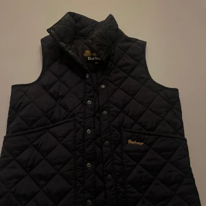 Barbour väst - Oanvänd barn väst, i storlek XL vilket motsvarar 152-158. Liten i storlek 