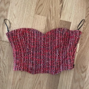 Zara topp/korsett - köpte denna från en tjej från plick i somras men har inte använt den. Bilderna är lånade❣️