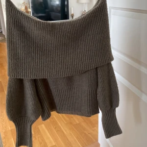 Off shoulder topp - En stickad Off shoulder topp ifrån ginatricot i my ket bra skick🤎