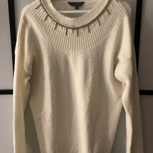 Zara tröja  - Tröja ifrån Zara, passar S - XL beroende på hur man vill att den ska sitta. I gott skick 🤍