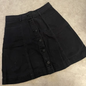 Svarta kjol  - Svarta kjol med hög midja från H&M  antal användning med fortfarande bra braskick