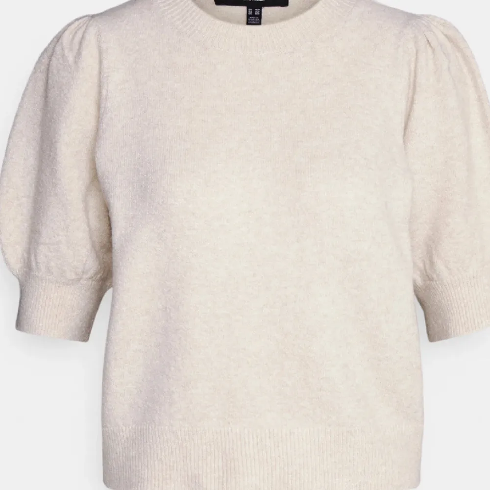 En stickad kortärmad tröja från vero moda 🤍 . Stickat.